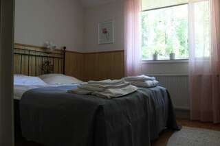 Отели типа «постель и завтрак» Nalles Gästhem Экерё Двухместный номер с 2 отдельными кроватями и общей ванной комнатой-1